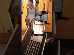 Proses pemotongan batang bulat, sisi depan, bagian silang tidak ada tanda getaran